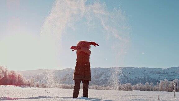 挪威一个女人在头上扔雪