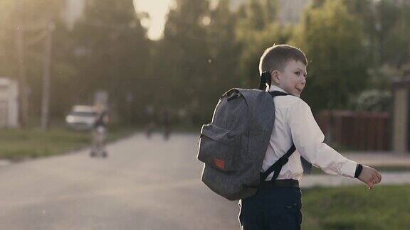 跟踪慢镜头背影拍摄:学生放学后跑步回家
