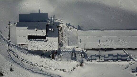 一场降雪后卡西内利小屋的无人机鸟瞰图意大利阿尔卑斯山