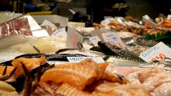 柜台与海鲜在LaBoqueria鱼市场巴塞罗那西班牙