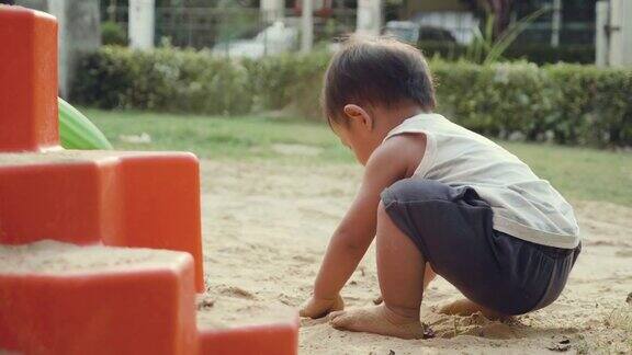 小男孩在玩沙子