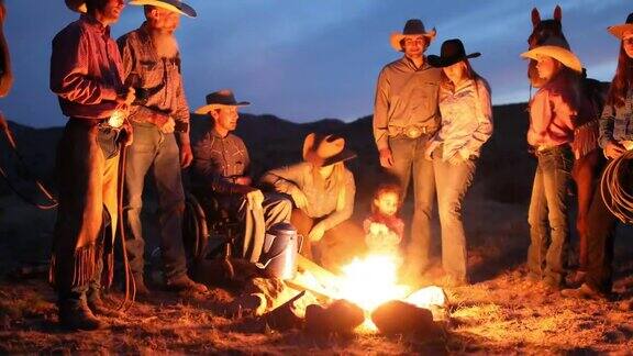 晚上与牛仔和女牛仔一起营火