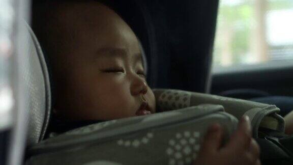 亚洲小男孩在车里睡着了