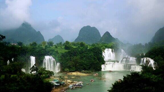 ZO越南的Bangioc瀑布和中国的Detian瀑布位于边境附近人们可以看到这两个国家的瀑布