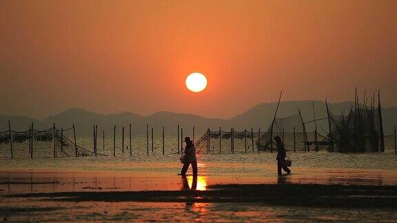 夕阳下的渔夫
