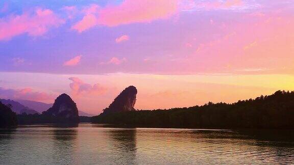 美丽的风景夕阳泰国河边平行山或KhaoKhanabNam在甲米省泰国