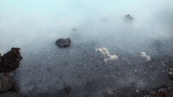 格陵兰岛北冰洋海岸山上间歇泉中的温水