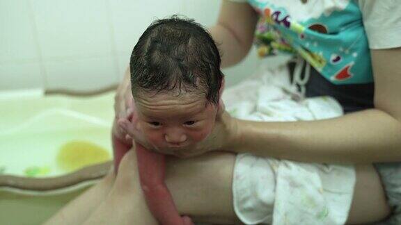 亚洲新生儿与母亲沐浴
