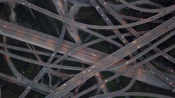 黄昏时复杂天桥及繁忙交通的鸟瞰图