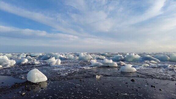 美丽的日落在著名的钻石海滩冰岛这个熔岩沙海滩充满了许多巨大的冰宝石放置在冰岛东南部的冰川泻湖Jokulsarlon冰岩与黑色沙滩