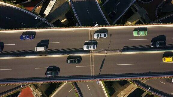 中国上海市晴天著名交通道路交叉口中心俯视图4k