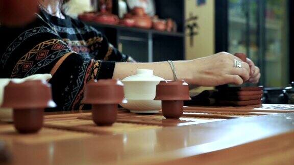 中国传统茶道放在茶几上拉近了距离