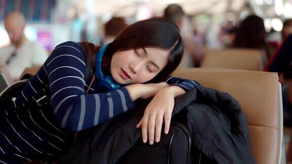 女旅客睡在机场等待航班延误