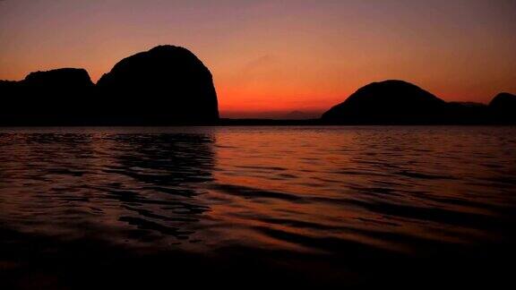 浪漫的紫色日落在海的山