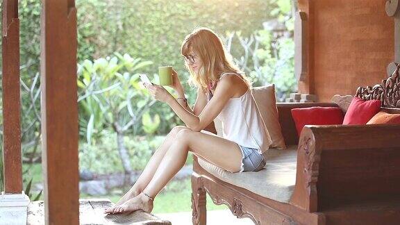 女孩在花园里喝咖啡茶欣赏日出日落