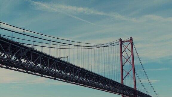 鸟瞰图下桥在里斯本塔霍斯河上的吊桥4月25日在阳光照耀下的桥象征葡萄牙