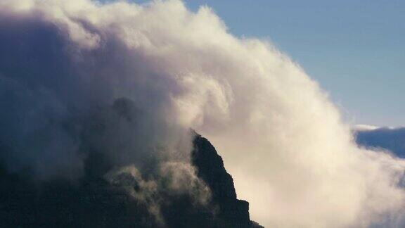 云倾泻在桌面山