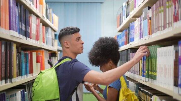 两个学生在图书馆里找书