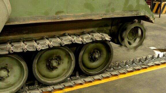 坦克履带和车轮在军事