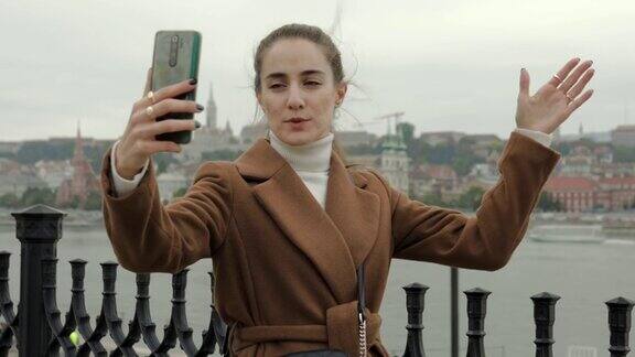 女旅行视频博主在布达佩斯拍摄她的视频博主