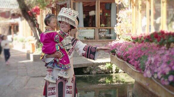 中国云南母女俩穿着中国少数民族服装