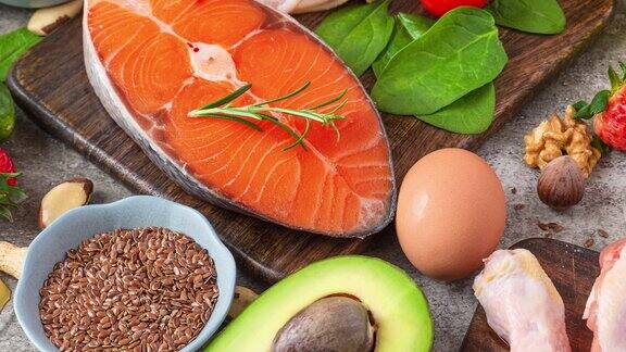 健康均衡的饮食生酮低碳水化合物阿特金斯饮食概念鱼、肉、水果、蔬菜、浆果、蘑菇