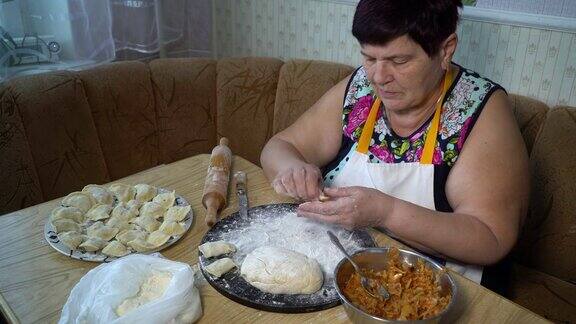老妇人用烤白菜馅包饺子
