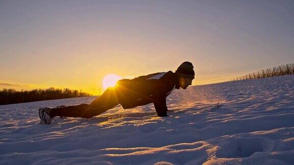 WS男人在雪地里做俯卧撑
