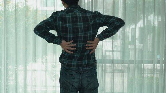 男人伸展身体时背部有疼痛感