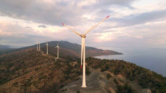 日出时的风力涡轮机替代能源