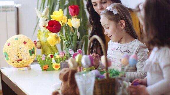 复活节快乐!一位母亲和她的小女儿们在给复活节彩蛋上色股票视频