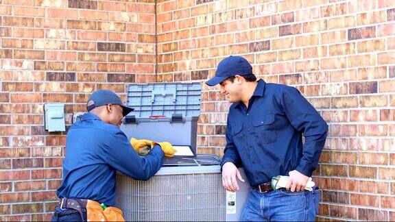 拉丁裔和非裔美国蓝领工人在后院修理空调