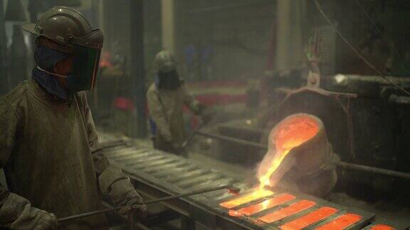 金属工业工作-浇注熔融金属