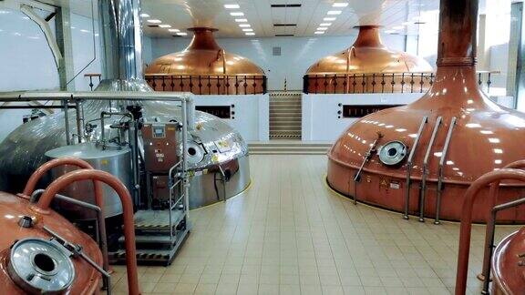 酿酒厂有现代化的设备用容器酿造啤酒