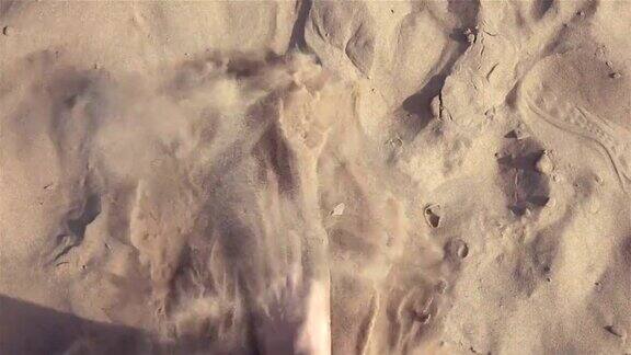 两个在沙漠上行走的视频真正的慢镜头