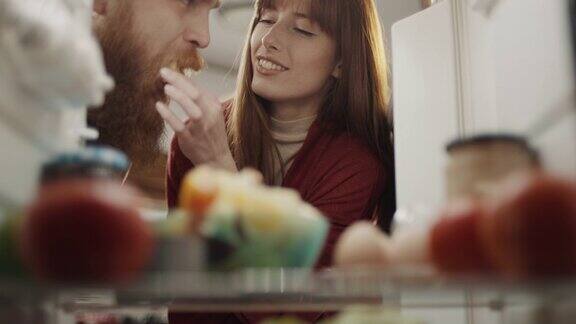 女人用冰箱里的水果喂男朋友