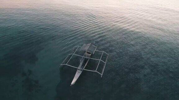 无人机的观点在海湾抛锚与清澈和蓝绿色的水在日落船在热带泻湖热带景观ElNido巴拉望岛菲律宾