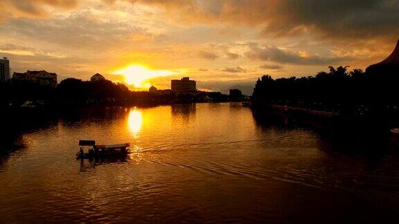 沙捞越河在夕阳中染红一艘小船横越
