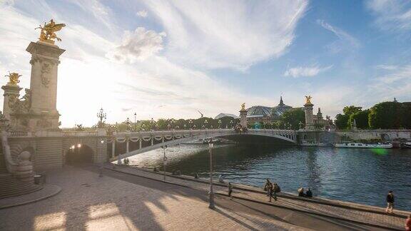 在塞纳河上的亚历山大三世桥旁享受阳光明媚的一天背景是大皇宫