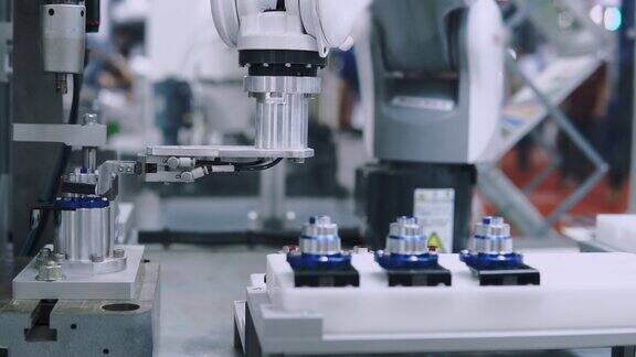 制造零件的机器人机器在工厂的工位上操作