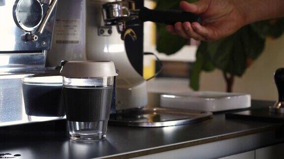 用可重复使用的咖啡杯煮咖啡
