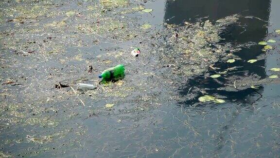 水污染、塑料瓶、漂浮在海洋中的垃圾