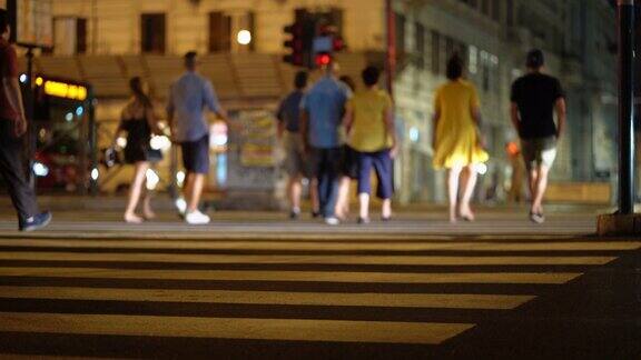 人们穿越街道意大利罗马夜晚行人穿过人行横道
