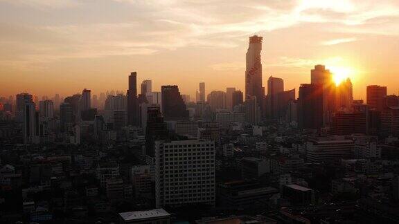 时间流逝摩天楼日出在大城市市中心曼谷