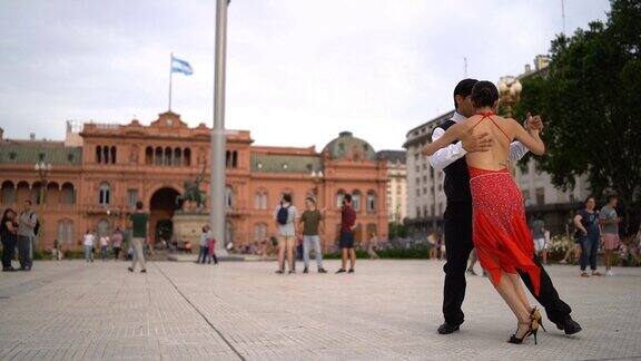 在城市广场上跳探戈的拉丁夫妇