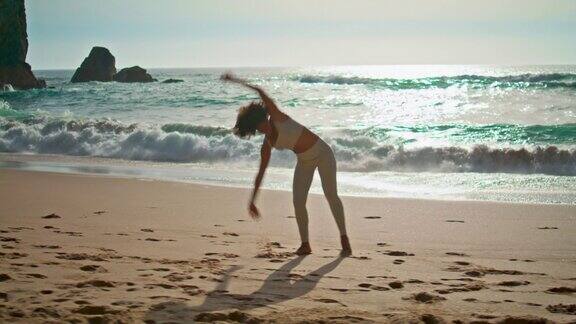 女孩在沙滩做体操