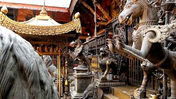 古代青铜和黄铜神话雕塑和手工艺品RudraVarnaMahavihar帕坦拉利特普尔独特的金色佛教寺庙世界遗产藏传佛教接见室广场尼泊尔