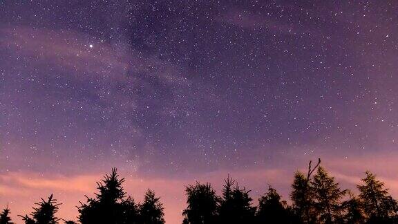 星星和银河在夜空中移动森林上空时光流逝