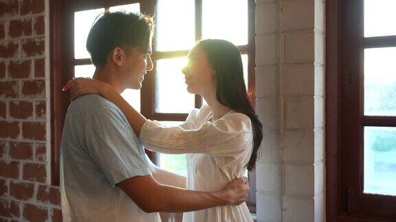 亚洲情侣在家里共度浪漫时光男友热情地拥抱并亲吻女友
