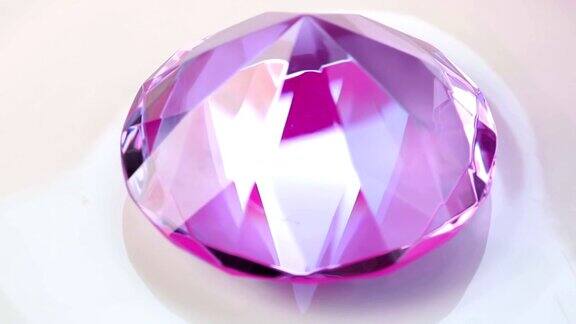旋转盘上的粉色闪亮钻石
